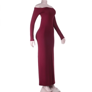 Vista laterale dell'abito lungo slim bordeaux con spalle scoperte e maniche lunghe