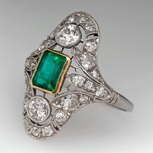 Vintage palace style ring with emerald cut green zircon and lace hollow gold patterns