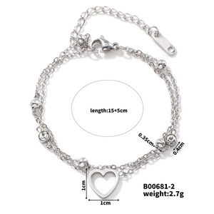 Detail eines silbernen Doppelkettenarmbands mit Herzanhänger Länge 15+5cm Gewicht 2,7g