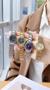 Détails de montres à quartz avec bracelets métalliques en quatre couleurs élégantes