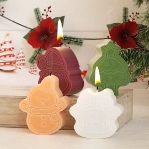 Vue détaillée de bougies de Noël et bonhomme de neige sur un support en bois