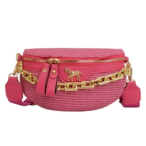 Sac banane tissé fuchsia avec chaîne dorée et pendentif cheval pour femmes
