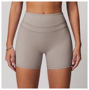 Détail du short de yoga taille haute taupe avec double couture à la taille renforcée