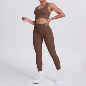 Dettaglio del set yoga marrone opaco con reggiseno sportivo incrociato e leggings