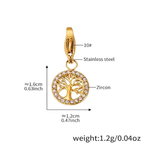 Detaillierte Nahaufnahme Lebensbaum-Anhänger in Gold mit Zirkon-Inlay und Karabiner