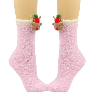 Detail der rosa Korallenvlies-Socken mit 3D-Rentierpuppe und weißem Plüschbesatz