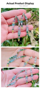 Vue détaillée des boucles d'oreilles en argent S925 avec zircons colorés et pompons longs