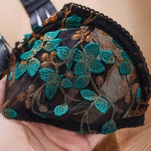 Soutien-gorge de luxe en dentelle noire avec broderie florale émeraude et tulle fin
