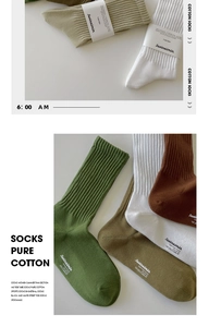 Detailansicht von Baumwollsocken mit Rippstruktur und rechtwinkligem Fersendesign