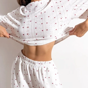 Ensemble pyjama deux pièces imprimé cœurs avec crop top en maille ajourée et short