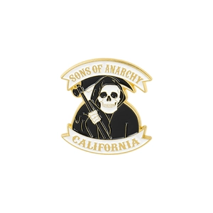 Makro-Detail der Sons of Anarchy Emaille-Anstecknadel mit Sensenmann und California-Banner