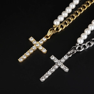 Detailaufnahme goldener und silberner Hip-Hop-Kreuzketten mit Perlen- und Panzerkette