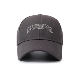 Casquette de baseball gris foncé en coton avec broderie gothique narazon sur blanc