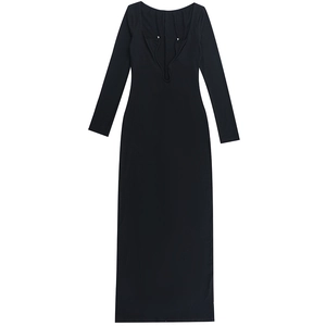 Détail d'une robe longue en tricot dos nu avec laçage élégant à l'arrière et manches