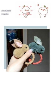 Dettaglio di elastici per capelli a coniglio in peluche marrone e verde scuro
