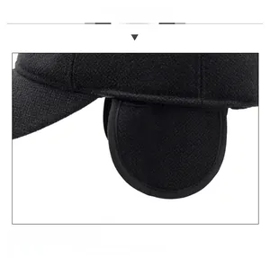 Dettaglio del cappello da baseball invernale con paraorecchie e trama in lana