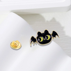 Détail du pin's en émail chat noir avec ailes de chauve-souris et fermoir papillon doré
