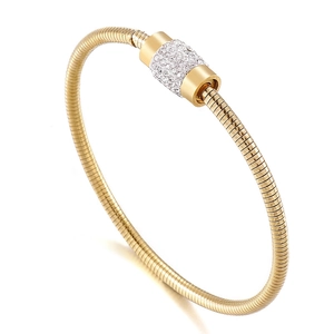 Élégant bracelet chaîne serpent dorée avec breloque cylindrique pavée de zircons brillants