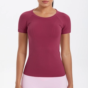 Dettaglio della maglietta a compressione senza cuciture bordeaux con trame in mesh traspirante fitness