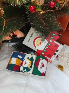Vue détaillée du coffret cadeau contenant trois paires de chaussettes de Noël en coton