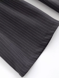 Détail macro de coutures de qualité et texture de tissu à rayures fines sur un pantalon
