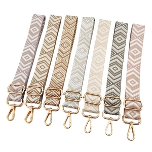 Tracolle in jacquard con motivi a rombi e moschettoni in metallo dorato lucido