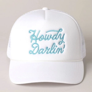 Dettaglio del ricamo blu Howdy Darlin e del cordoncino bianco sul berretto da camionista