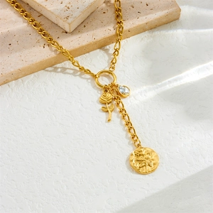 Collier Figaro en acier doré avec pendentif pièce rose, cristal goutte et fleur délicate