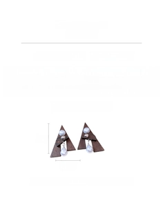 Detail of wooden triangle earrings with pearls, featuring measurements and dimensions