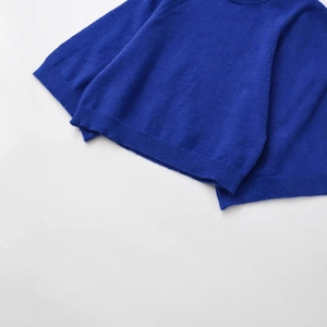 Pull en maille bleu roi à col montant et poignets côtelés avec texture de qualité