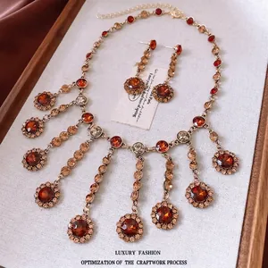 Parure bijoux vintage dorée avec strass ambre et collier à franges pour robes élégantes