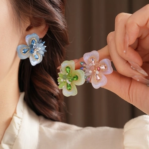 Ensemble de boucles d'oreilles fleurs avec cristaux et perles en bleu vert rose
