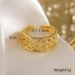 Detailed view of 1cm wide gold braided ring with dimensions 1.7-1.9cm and weight 5g