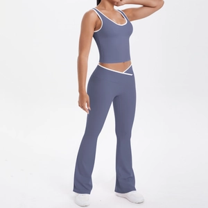 Détail du pantalon de yoga évasé à taille haute en V et du débardeur de sport court