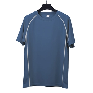 Détail du t-shirt de compression bleu foncé avec coutures contrastées et tissu respirant