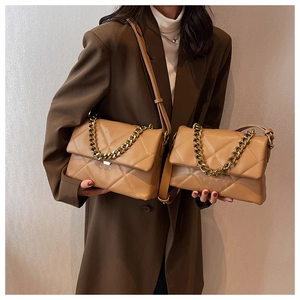 Détail de deux tailles de sacs matelassés couleur camel avec poignée en chaîne dorée