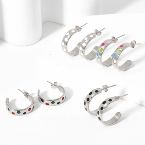 Boucles d'oreilles créoles C en émail rétro en acier inoxydable sur pierres blanches