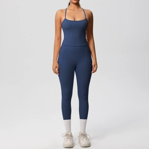 Détail de l'ensemble de yoga bleu marine avec haut à bretelles et legging moulant
