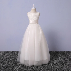 Détail du corsage en dentelle délicate et de la ceinture en satin sur une robe de demoiselle