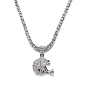 Gros plan du pendentif casque de football américain argenté avec strass scintillants