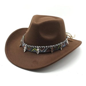 Chapeau de cowboy en laine marron avec ruban ethnique et pendentifs en métal argenté