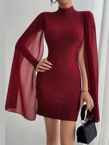 Eng anliegendes rotes Pailletten-Minikleid mit eleganten Cape-Ärmeln und hohem Stehkragen