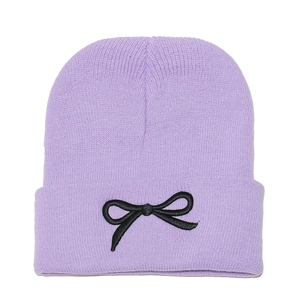 Bonnet en maille lavande pour femmes avec broderie nœud noir au style minimaliste chic