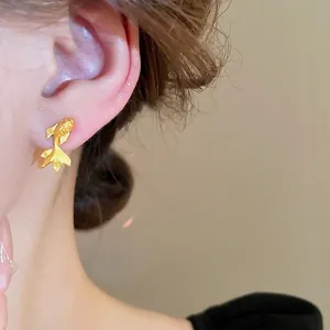 Boucles d'oreilles poisson rouge en or mat élégantes avec texture d'écailles