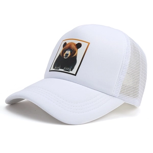 Cappellino trucker bianco traspirante con patch orso bruno realistico in vista a 45 gradi