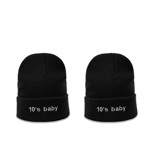 Lot de deux bonnets en maille noire avec broderie blanche 10's baby sur le revers
