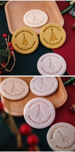 Detailansicht bunter Fondant-Weihnachtskekse mit gravierten Feiertagsgrüßen und Baum