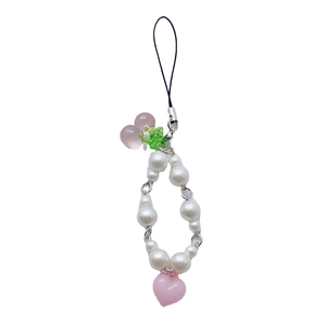 Bijou de téléphone Y2K en perles avec cerises roses et pendentif cœur sur fond blanc
