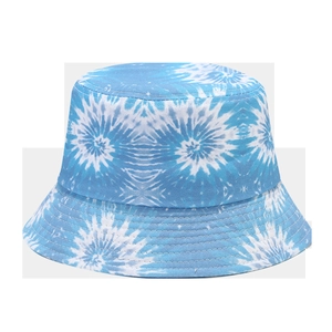 Dettaglio del cappello alla pescatora in cotone tie-dye con motivo blu e tesa cucita