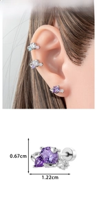 Détail de boucles d'oreilles cœur en zircon violet avec dimensions et pose